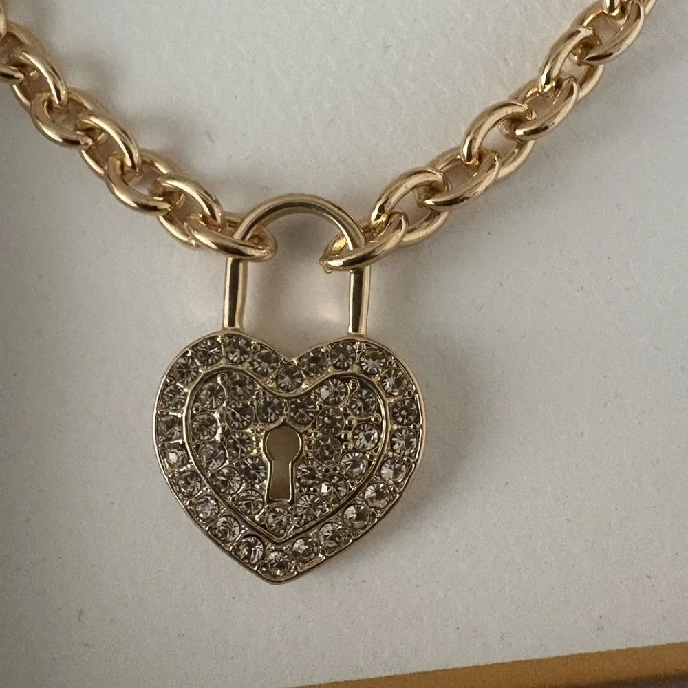 NEW Jessica Simpson gold lock necklace